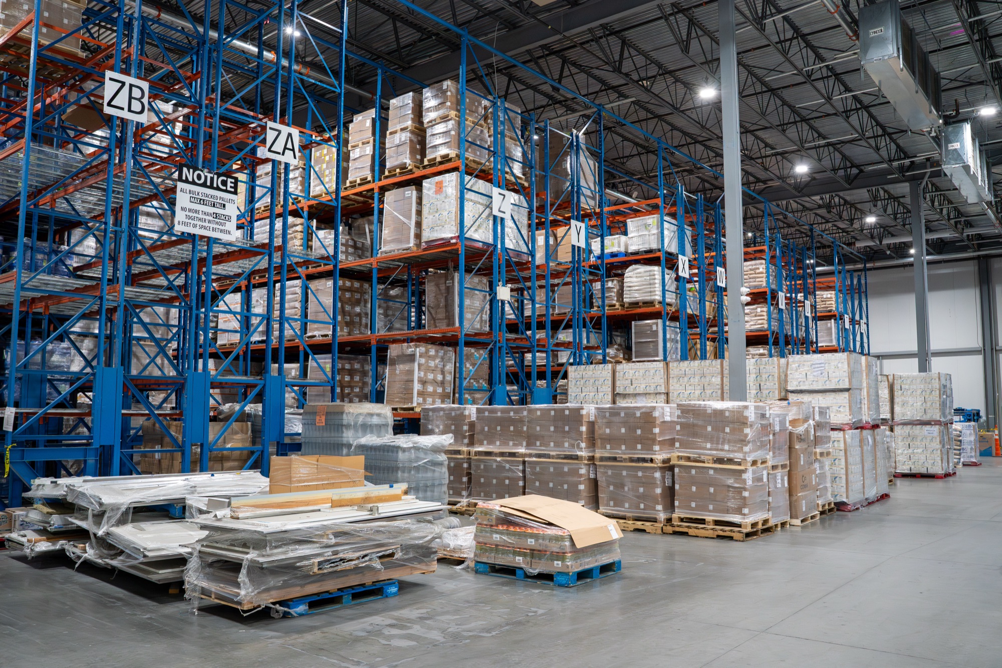 Cold storage warehouse with high-bay pallet racking